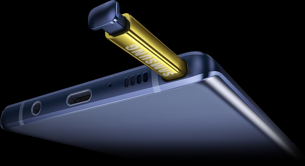 Prim-plan al Galaxy Note9 cu S Pen puțin în afară
