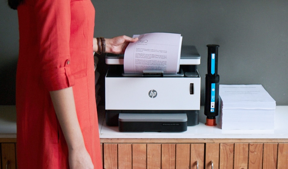 Femei care scot imprimate din imprimanta laser fără cartuş HP Neverstop