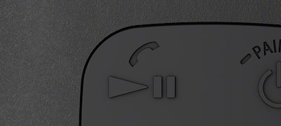 Microfon încorporat pentru apeluri în regim „mâini libere”