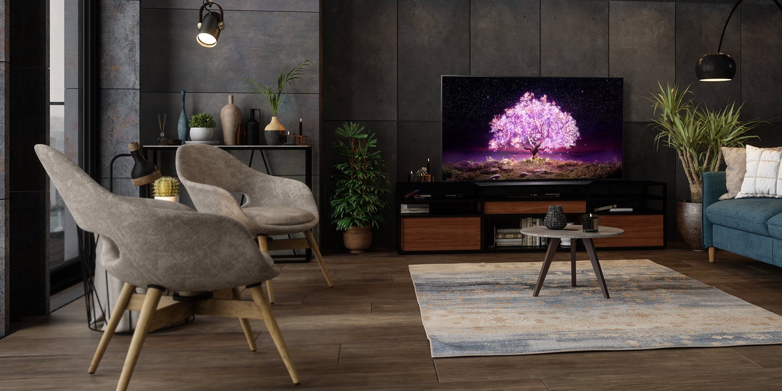 Un televizor pe care se afiseaza un copac care emite lumina purpurie intr-o casa luxoasa